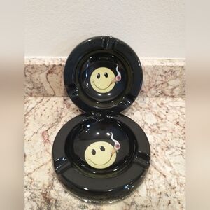 "SMILE YOU'RE IN CIGAR COUNTRY" Black ceramic Ashtray Set of Two